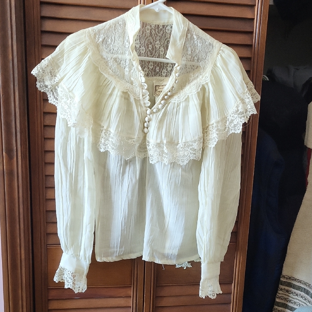Vintage 70s Chic Lace-Trimmed Blouse in Cream
